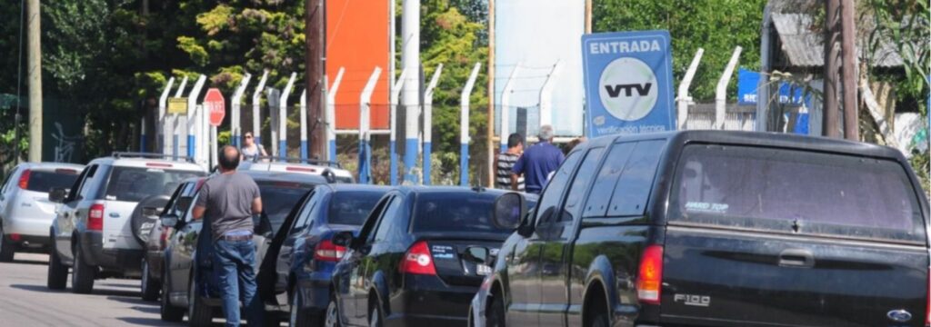 Fila de autos para VTV